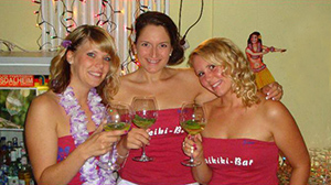 Feuwehrfest 2016 Unsere drei Feuerwehrfrauen stehen vor der Waikik-Bar.